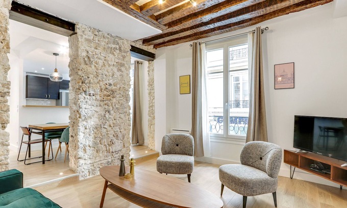 Strasbourg -Saint-Denis Apartment | Convenient 2-BR/2BA Retreat in Vibrant Le Marais