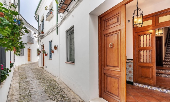 Barrio de la Villa Apartment | Welcoming Apartment in Iconic White House with Great Amenities