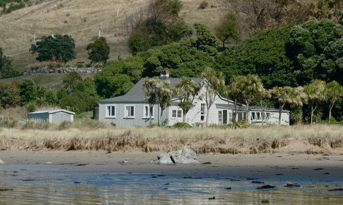 Kairakau House | Historic Beachfront House with Ocean View & Pool Amenities