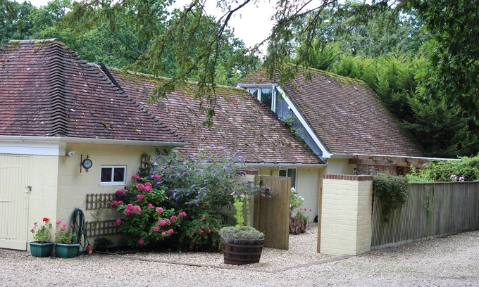 New Forest District Cottage | Ideal Family Getaway: Embrace Nature and Ocean Views