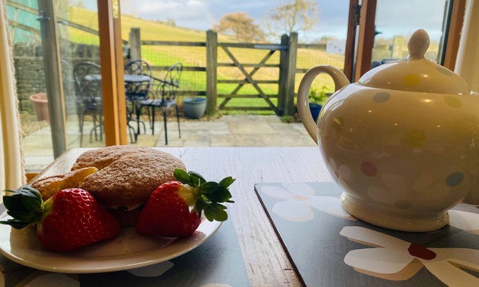 Litton Cottage | Relaxing Cottage with Scenic Views and Private Hot Tub