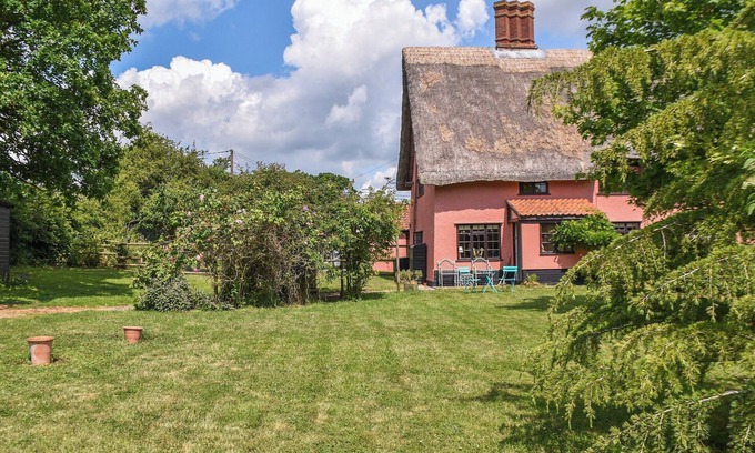 Diss Cottage | Charming Thatched Cottage Retreat in Rural Suffolk