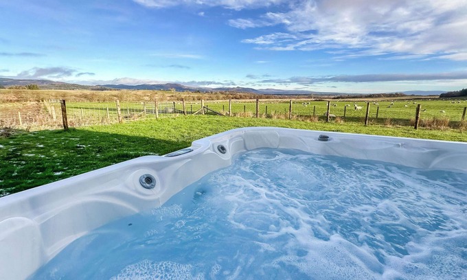 Ascog Cottage | Impressive House with Lake View and Spa Amenities