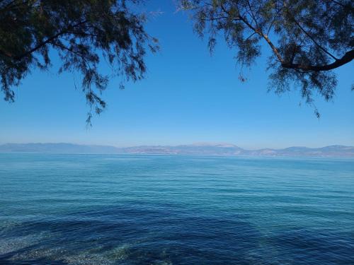 Kiato Apartment | Beachside Oasis: Family-Friendly Stay with 9.7 Rating