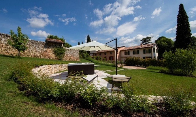 Grezzana House | Tranquil Retreat in Valpantena with Spa and Ocean Views