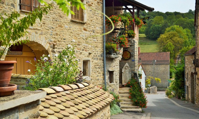 La Rochepot Cottage | Explore a Historic Burgundy Retreat in Wine Village Bliss