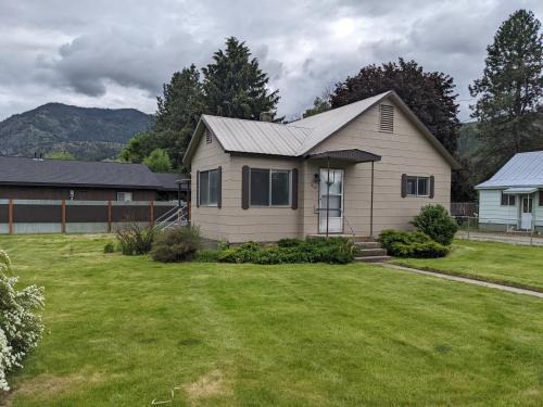 Twisp House | Pet-Friendly Retreat: Discover An Unexpected Twisp