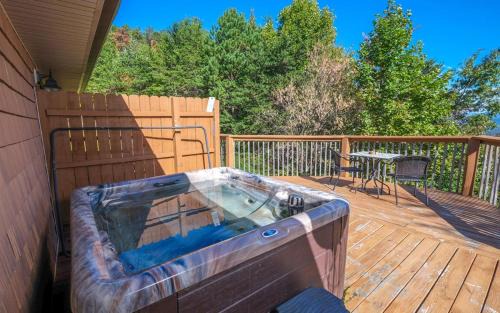 Gatlinburg - Pigeon Forge Villa | Unforgettable Cabin: Pet-Friendly Retreat with Pool & Hot Tub