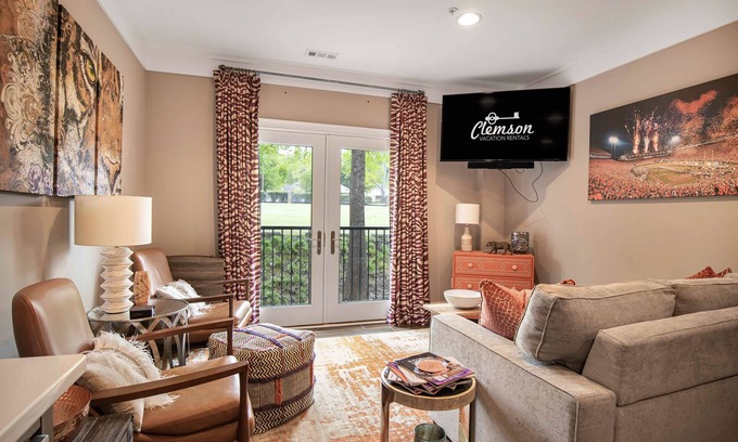 Clemson Apartment | Modern Studio Apartment Steps from Campus with Pool Access
