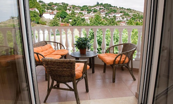 Agrelia Apartment | Experience Anamniseis: Pet-Friendly with Top Ratings!
