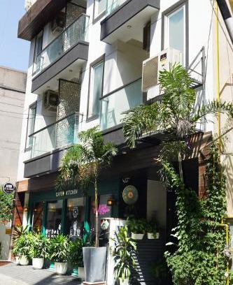 Sector D Hotel | Discover Anand Bhawan: Family-Friendly Stay with Dining