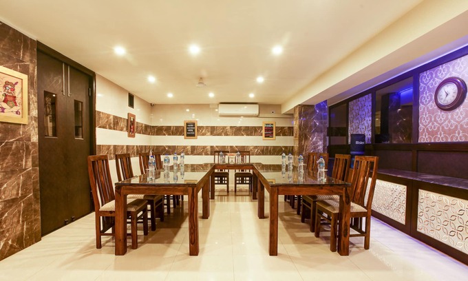 Sector D Hotel | Discover Anand Bhawan: Family-Friendly with Delicious Dining