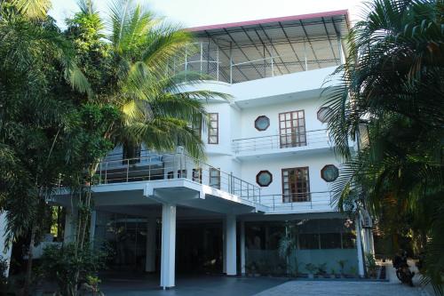 Vavuniya Hotel | Budget-Friendly Ananthi Hotels with Pool and Breakfast Included