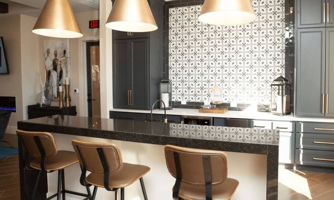 Southside Apartment | Anastasia: Stylish Condo with Pool & Balcony near Riverwalk