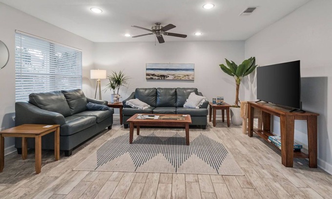 Downtown House | Anchor Bungalow 3-bedroom house with AC, WiFi in peaceful Pensacola