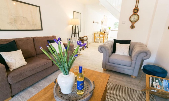 Cemaes Bay House | Pet-Friendly Escape at Anchor Cottage: Guest Rated 10/10