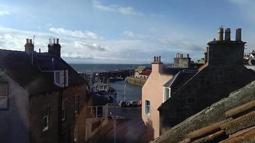 Pittenweem Apartment | Relax at Anchor House: Oceanfront Stay with Pet Friendly Amenities