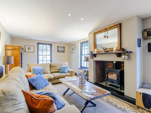 Faversham House | Discover Anchor Light Cottage: Pet & Child Friendly Stay