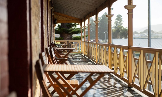 Victor Harbor Hotel | Anchorage Seafront Hotel: Family-Friendly Stay with Dining