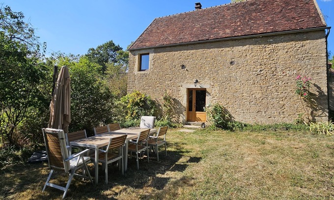 Vault-de-Lugny House | Riverside Retreat: Ancien Moulin au Bord D'une Rivière