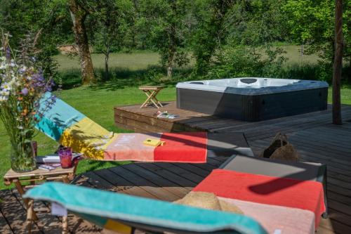 Thonac House | Charming Ancien Moulin with Relaxing Jacuzzi and Pet-Friendly