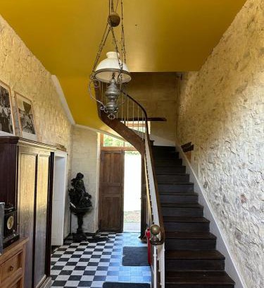 Le Lude Bed & Breakfast | Cozy Ancien Relais de Chasse: Pet and Child Friendly Stay