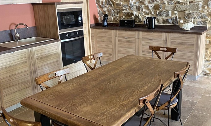Neffies House | Renovated Ancienne Écurie: Family-Friendly Getaway