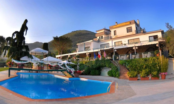 Cava de' Tirreni House | Discover Casolare Uliveto: Poolside Retreat Near Pompeii