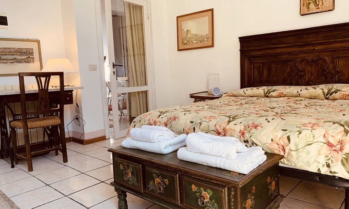 Vescovado Apartment | Relaxing Retreat: Ancient Dwellings at Wisteria Apartments