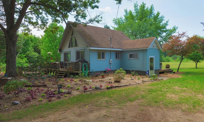 Grand Junction House | Explore Ancient Oak Sanctuary: Scenic Retreat with Spa