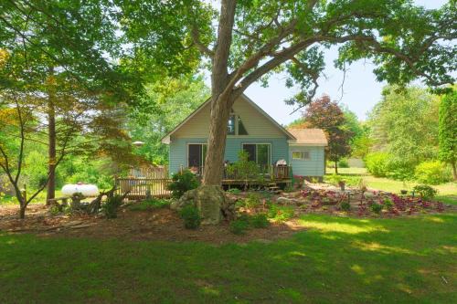 Grand Junction House | Escape to Ancient Oak Sanctuary: Nature Trails & Hot Tub
