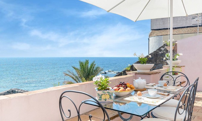 Santa Tecla House | Seaside Residence with Garden and Exceptional Guest Rating