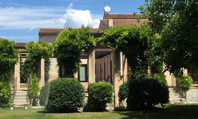 Sandra Villa | Renovated Ancient Villa in Central Sandrà with Breakfast