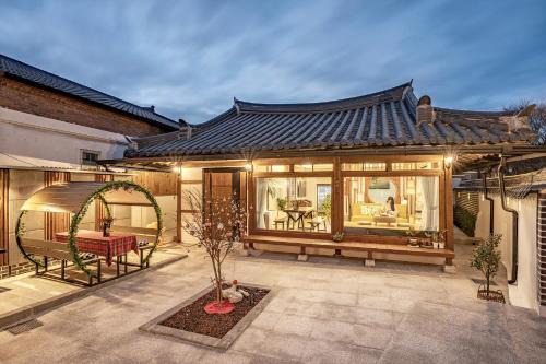 Jeonju House | Relax at And Spring: Family-Friendly with Hot Tub Access