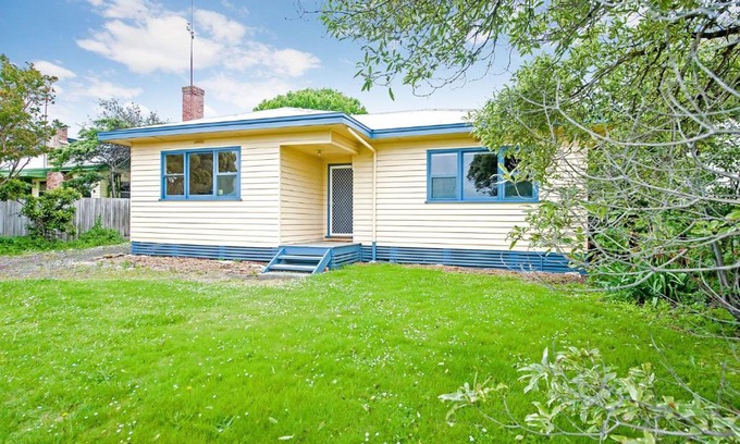Apollo Bay House | Cozy Anderson Hotel with Fireplace & Hot Tub Retreat
