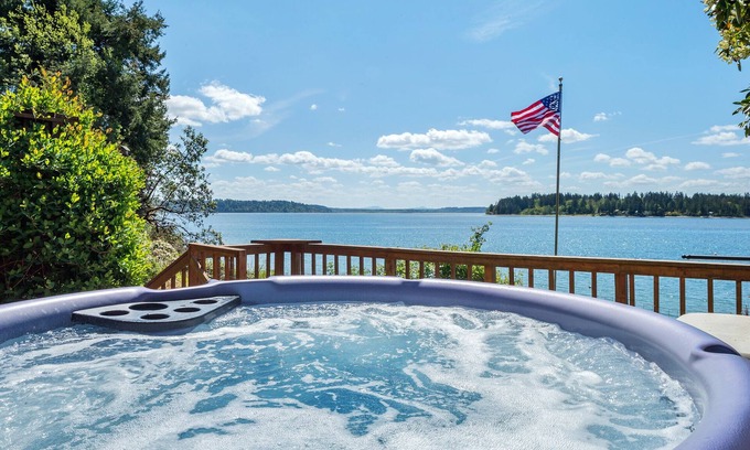 Anderson Island House | Beachfront Anderson Island Home with Hot Tub & Kayaks