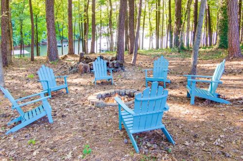 Northlake House | Serene Anderson Lakefront Vacation Rental with Boat Dock