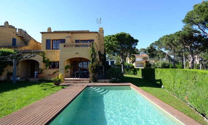 L'Estartit Villa | Experience Comfort at ANDORRA 1: Pet-Friendly with Pool