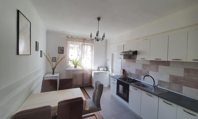 Sfantu Gheorghe Apartment | Andrea Apartman: Pet-Friendly Retreat with 9.4 Guest Rating