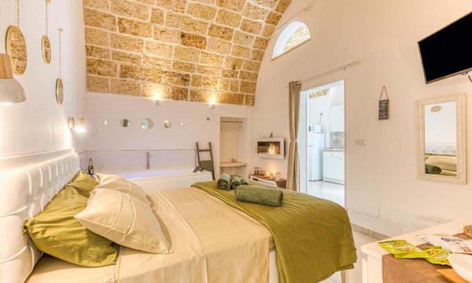 Presicce Apartment | Andrea's Historic Retreat with Hot Tub & Pet-Friendly Options