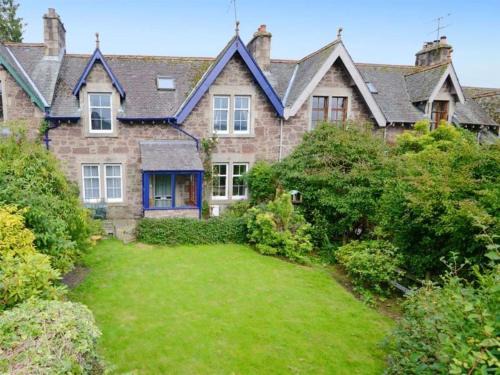 Callander House | Discover Andreu Cottage: Family-Friendly with Breakfast Included