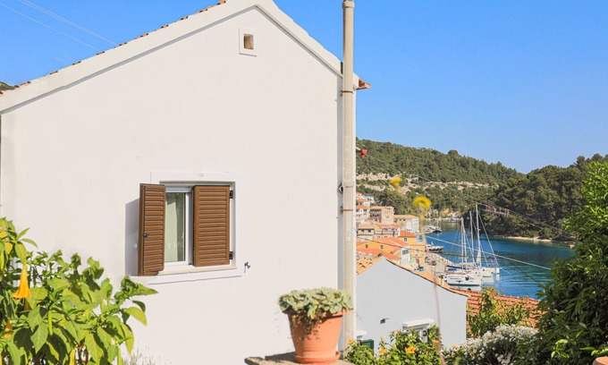 Gaios Apartment | Andromaxi Apt: Idyllic Gaios Retreat with Ocean Views & WiFi