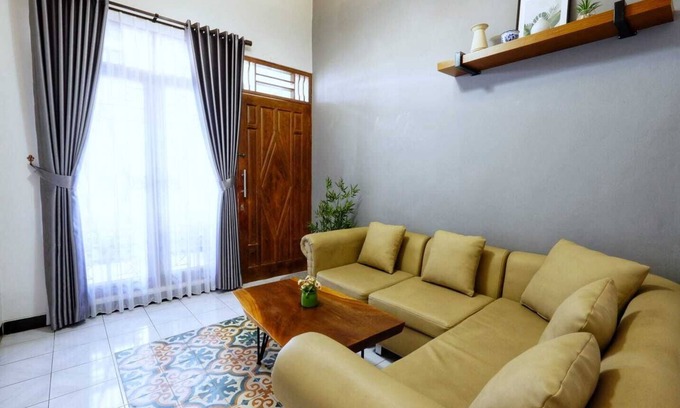 Kasihan House | Inviting Andromeda Homestay: Family-Friendly with Kitchen