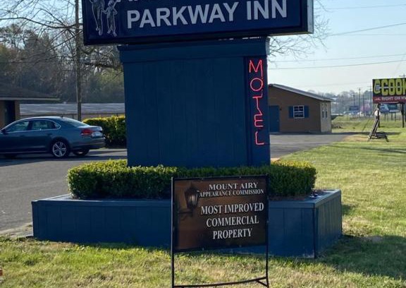 Mount Airy Hotel | Discover Comfort at Andy Griffith Parkway Inn - Rated 9/10