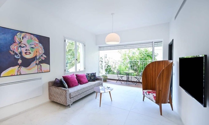 Tel Aviv Promenade Apartment | Artful Retreat at Andy Warhol by Holyguest with Spa & Kitchen