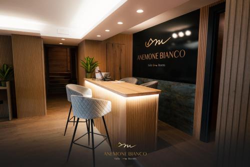 Passo del Tonale House | Elegant Anemone Bianco Suite Rooms with Hot Tub