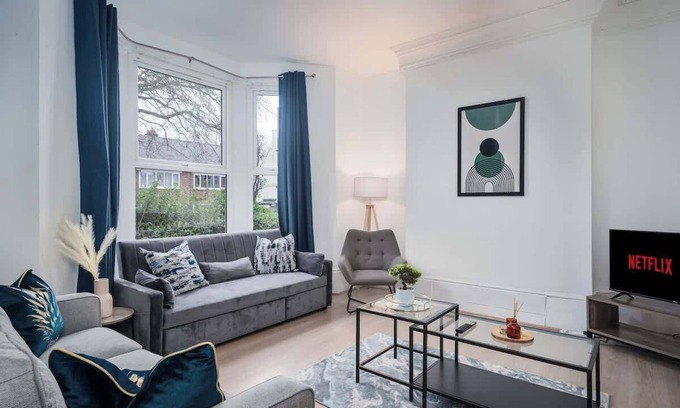 Anfield House | Family-Friendly Anfield House - Liverpool's 7 Bedroom Retreat