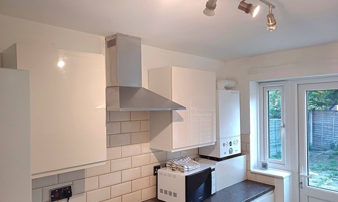 Royal Docks House | Discover Comfort at Angel House with Breakfast Included