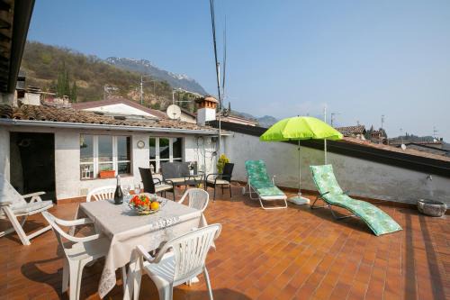 Cecina House | Casa Angela - Breathtaking Lake Views & Family-Friendly Stay