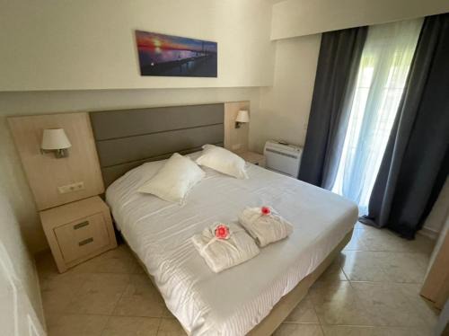 Marathias Apartment | Angelika House 2: Oceanfront Retreat with Pet-Friendly Vibes